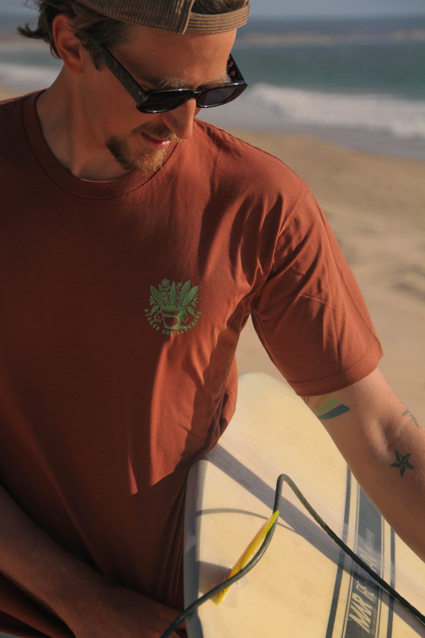 HERITAGE BROWN "SURF PLANT" ORGANIC TEE