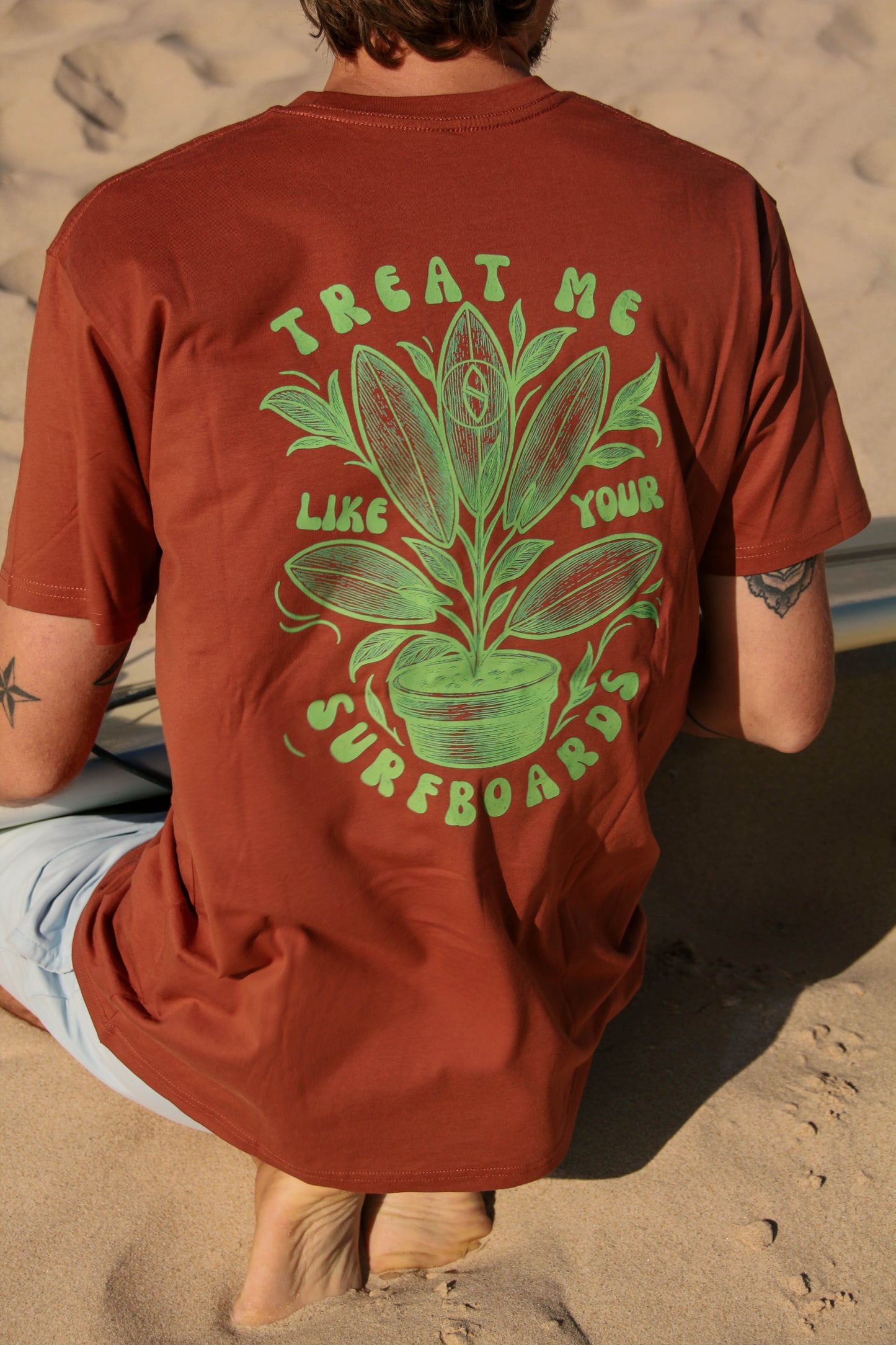 HERITAGE BROWN "SURF PLANT" ORGANIC TEE