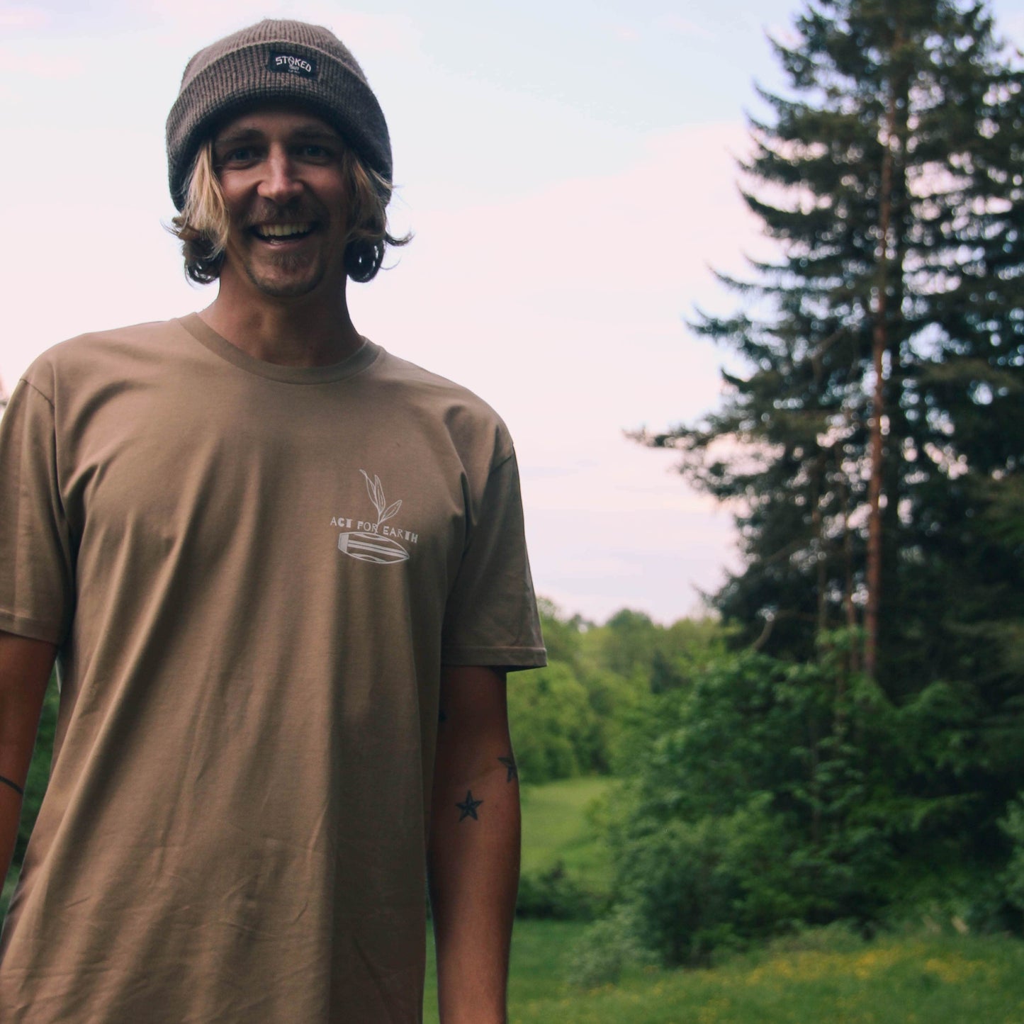 KHAKI "ACT FOR EARTH" TEE