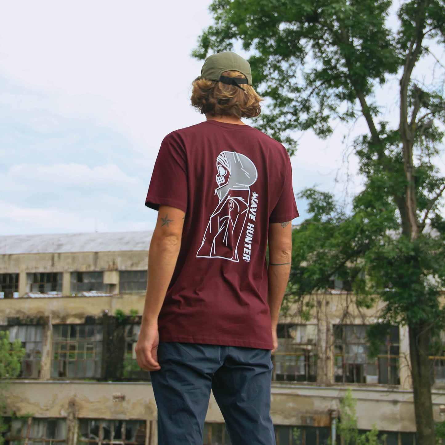 BURGUNDY "WAVE HUNTER" TEE