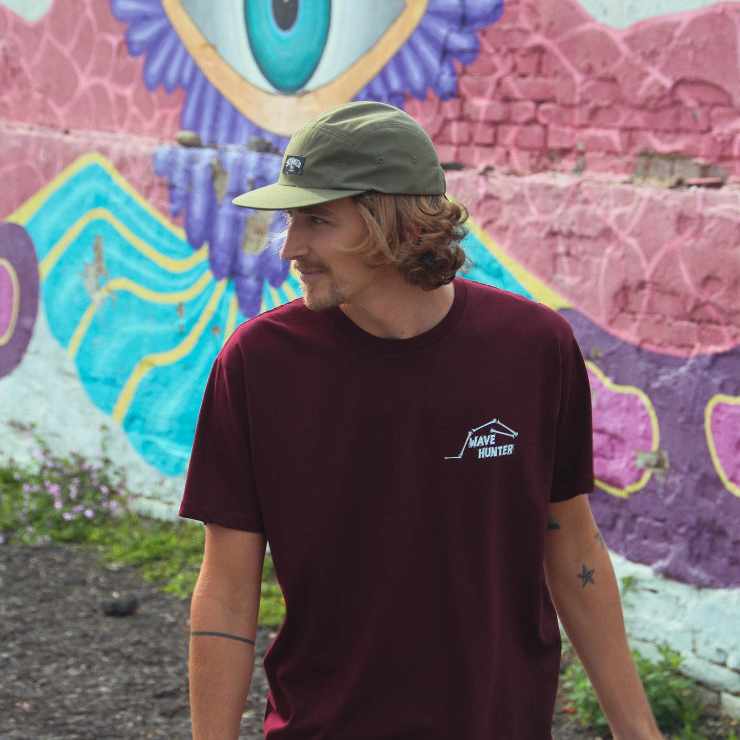 BURGUNDY "WAVE HUNTER" TEE