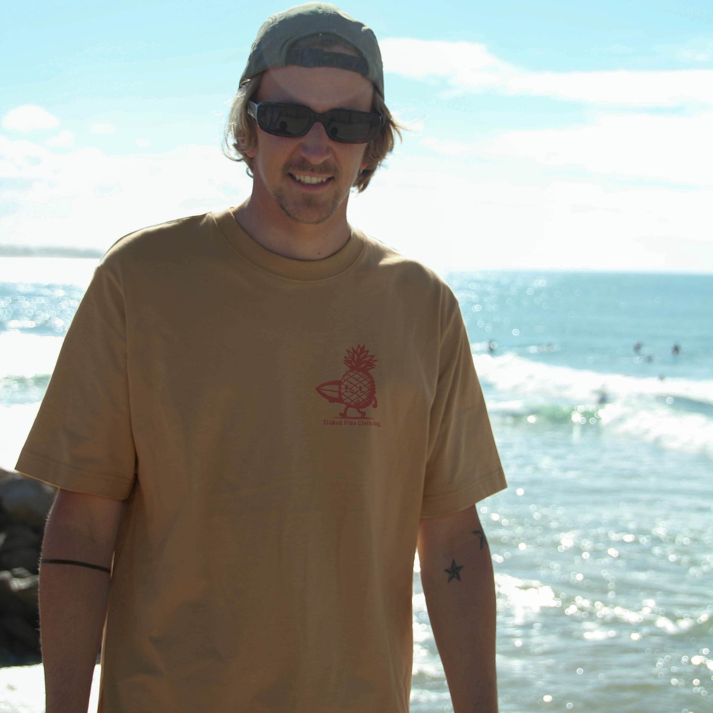 LATTE "STOKED PIÑA" ORGANIC TEE